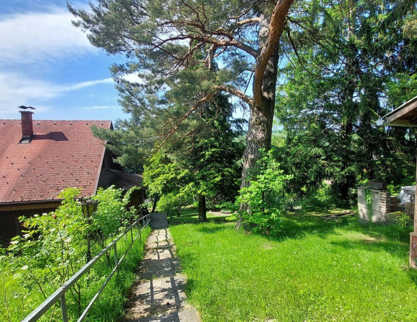 Ausbaufähiges Holzhaus mit großem Grundstück in Eichgraben