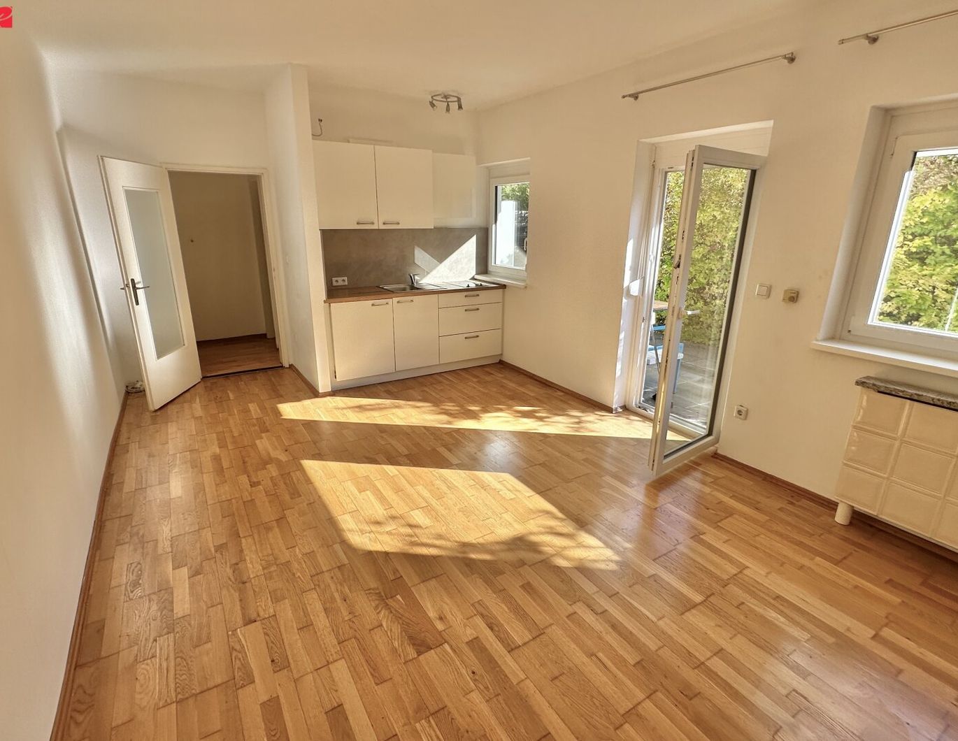 Sonnige Garconniere mit großer Terrasse und Parkplatz