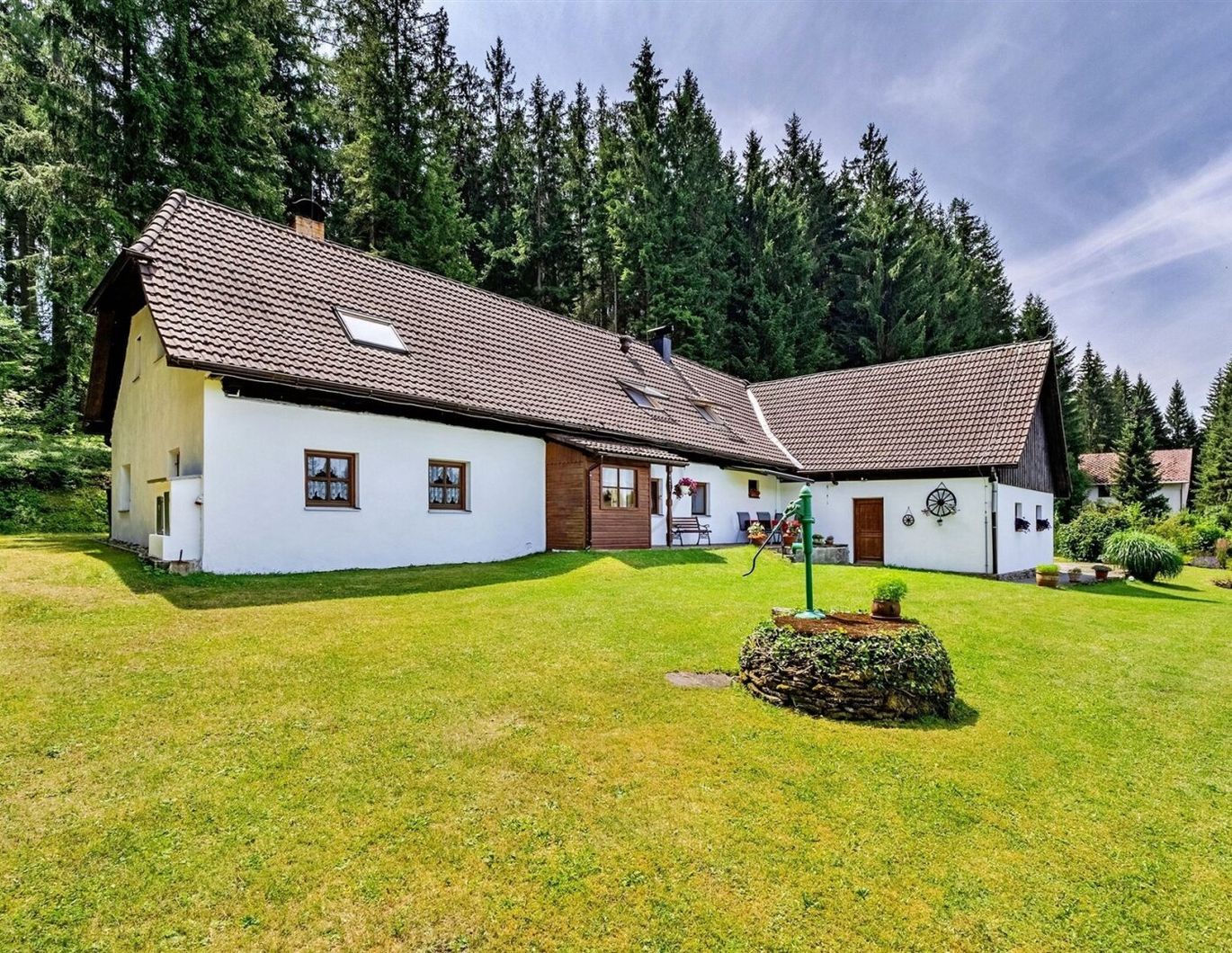 Luxushaus mit zwei Wohnungen und großen Grundstücken mitten in der Natur - Vřesná