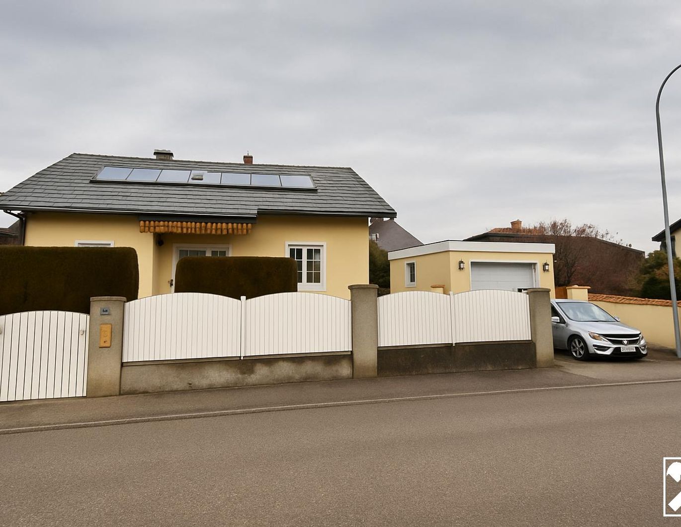 Gepflegtes großes Einfamilienhaus mit überdachtem Pool!