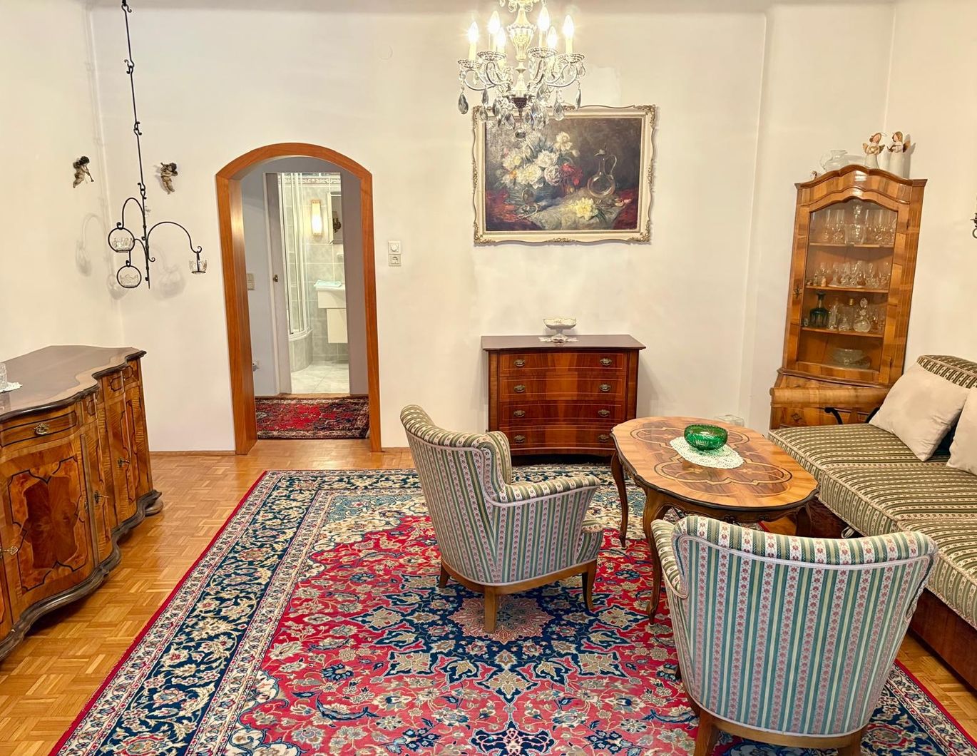 Stilvoll möblierte 2,5-Zimmer-Wohnung mit 