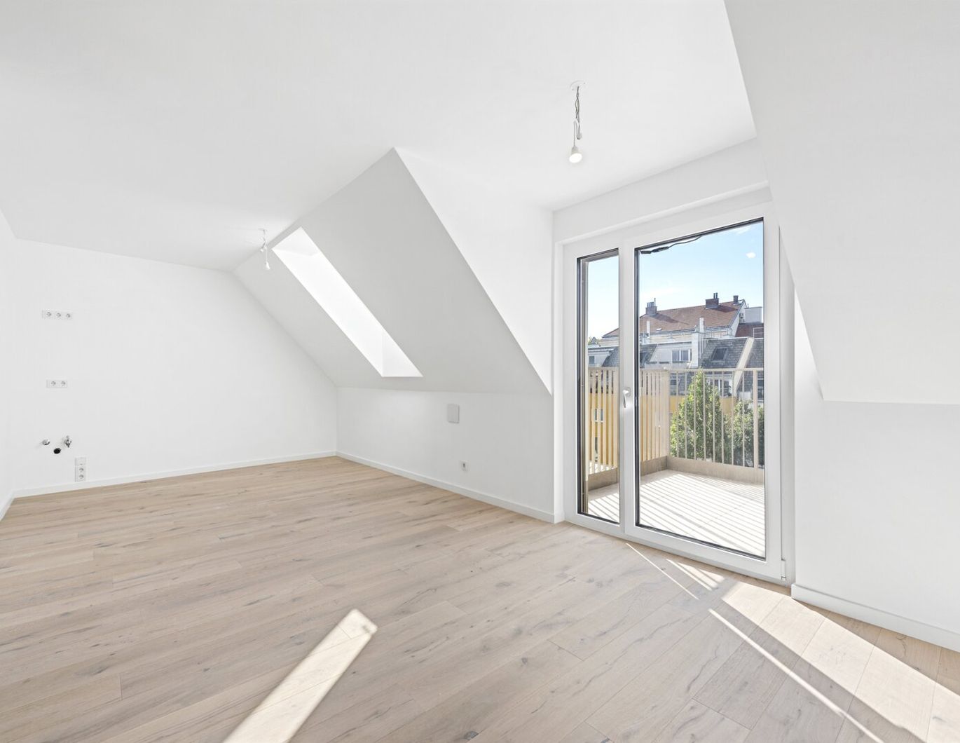 ZUM VERLIEBEN: EIN DACHGESCHOSS-TRAUM MIT BALKON