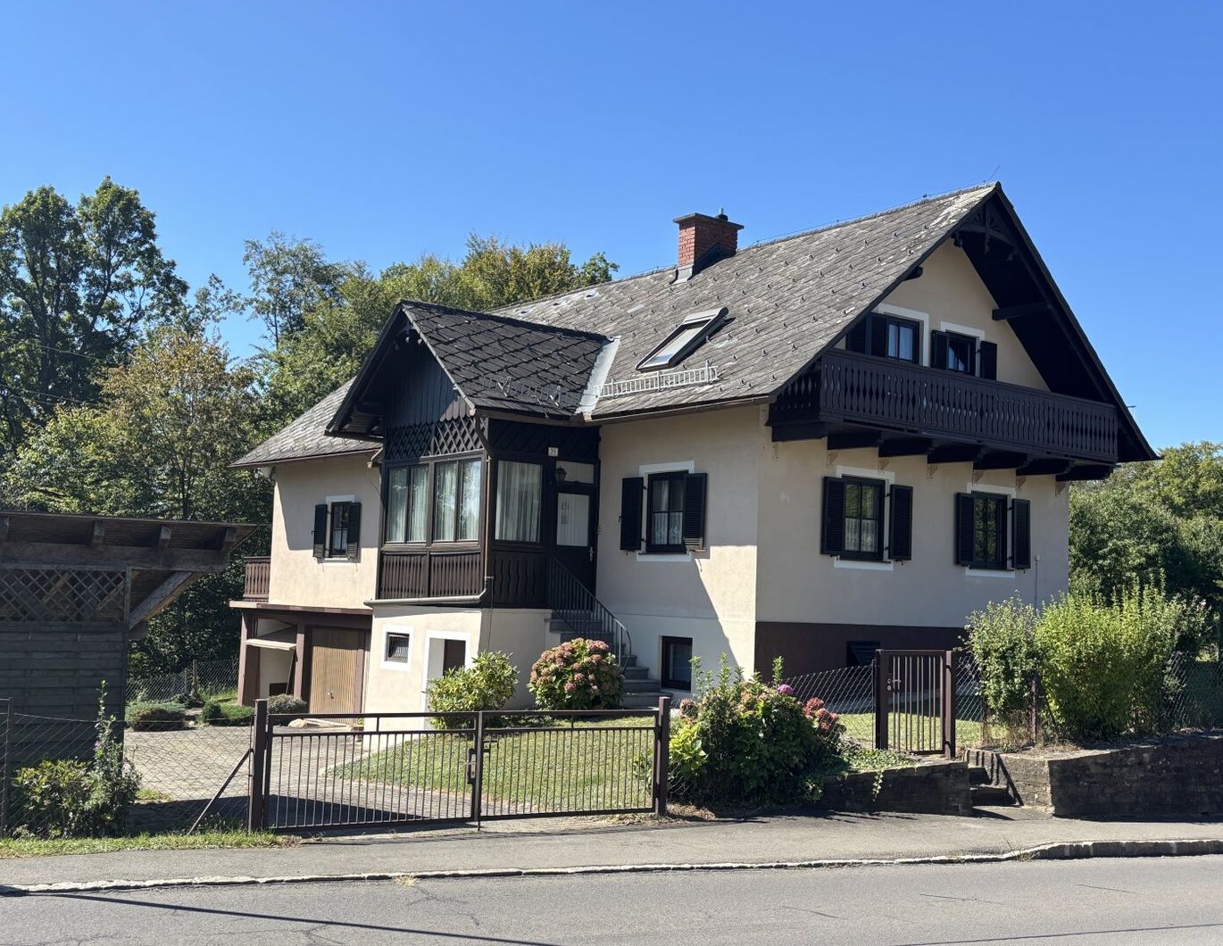Geräumiges Haus am Klöchberg, mit 7 Zimmer und Blick in die Weinberge