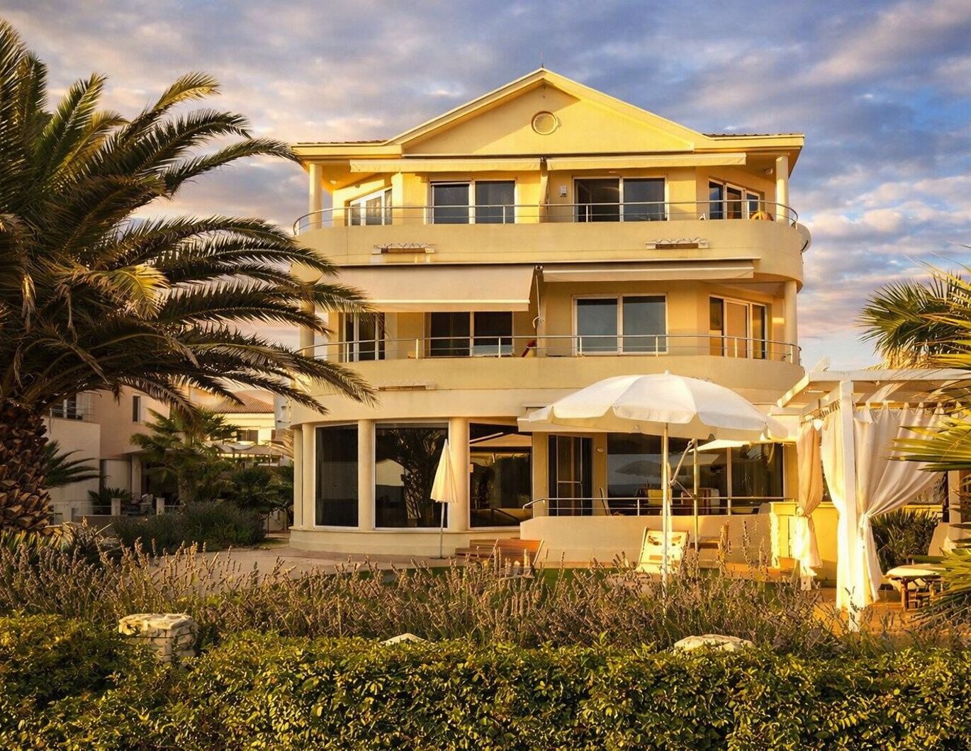 ZADAR Region - Ein Zuhause an der ersten Linie zur Adria mit Gartenidylle und eigener Garage