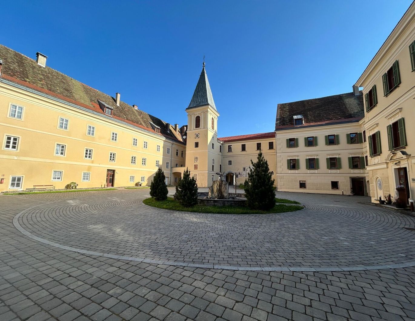 Von 80,00 m² - 139,90 m², wohnen oder arbeiten in einem geschichtsumwobenen Gebäude!