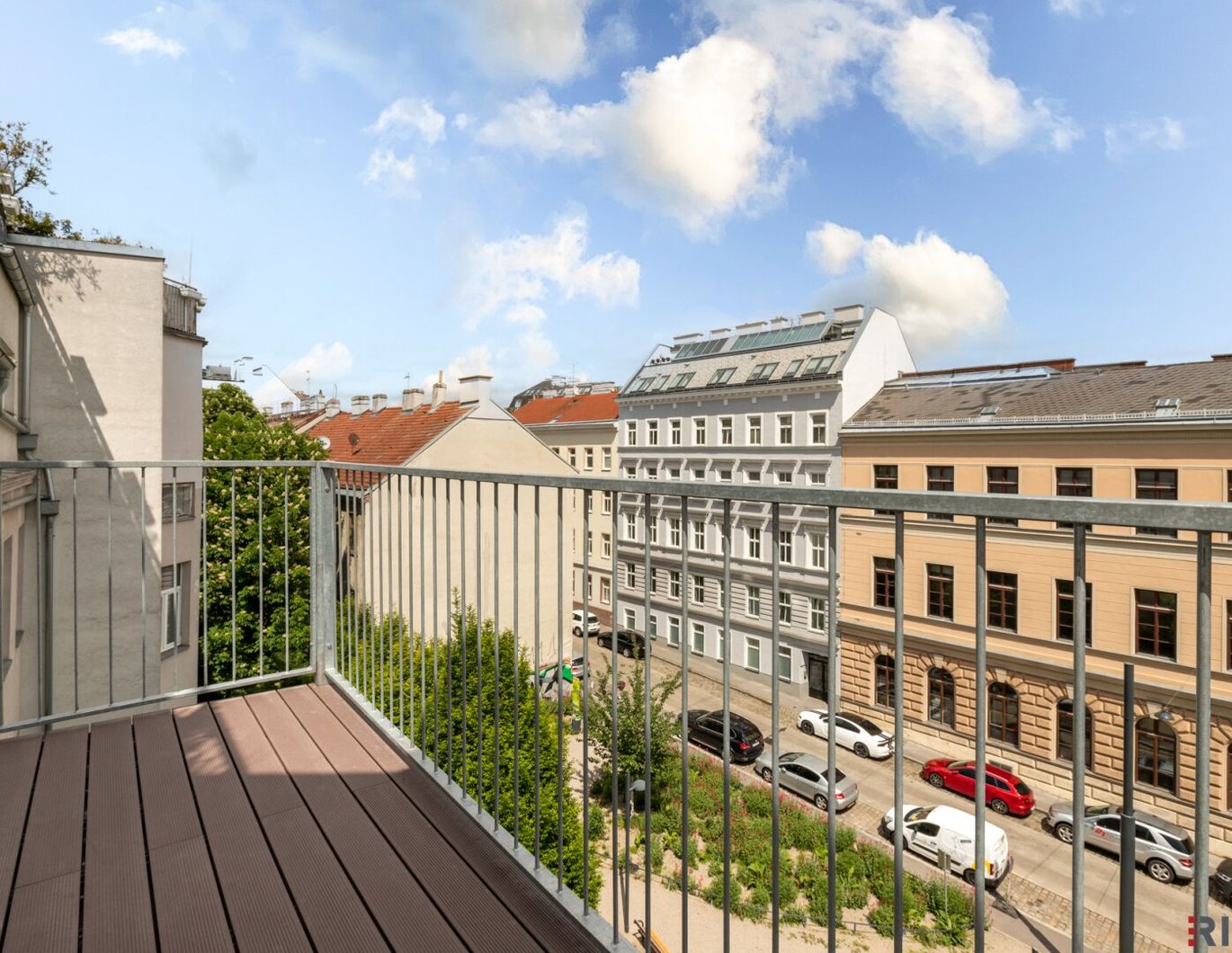 Anlegerhit Nähe Mariahilfer Straße - rund 3,1% Rendite - DG Wohnung mit Balkon inklusive Küchenzeile - ohne direktem vis-a-vis und traumhaftem Parkblick