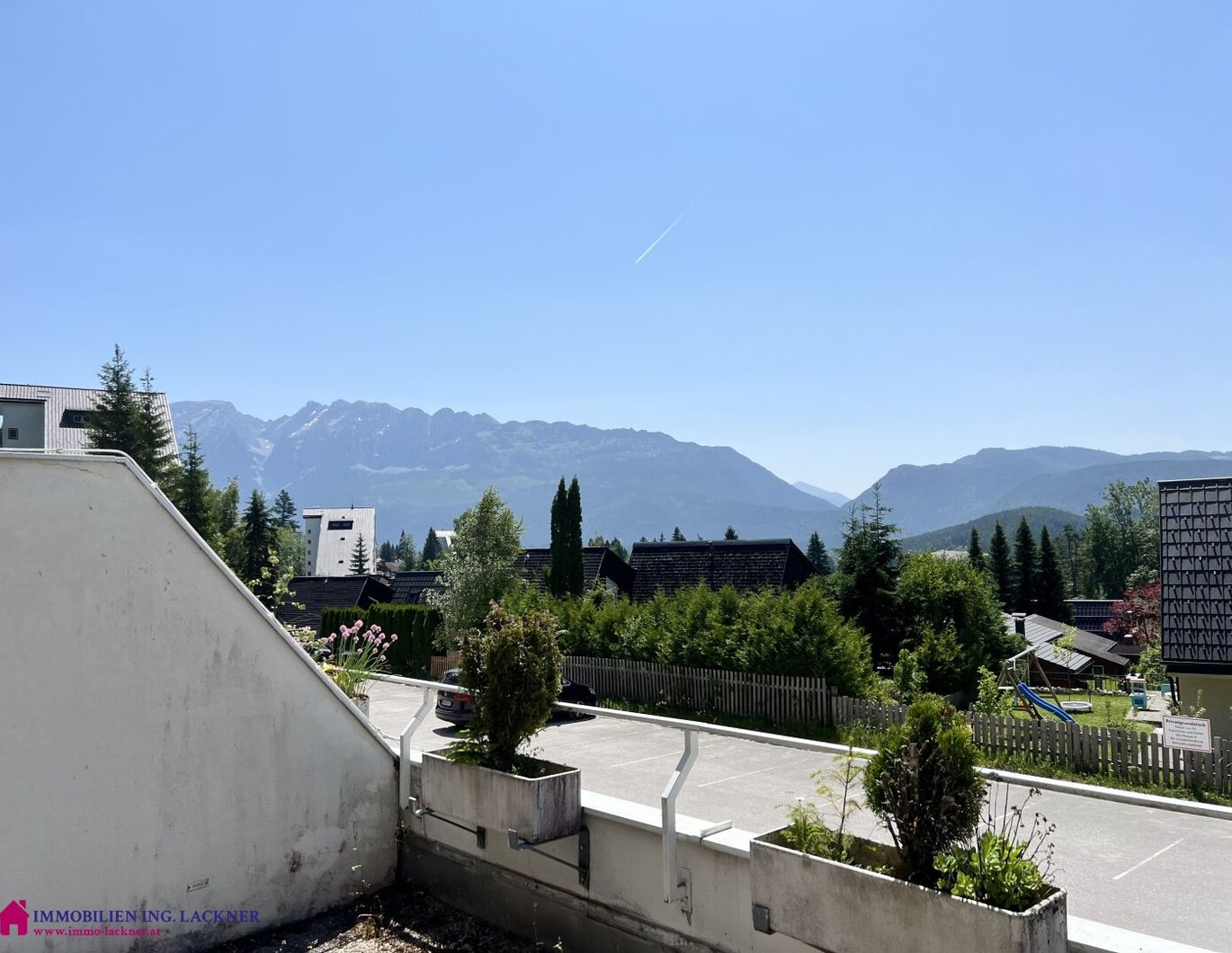 Ferienwohnsitz - Eckwohnung mit riesiger Terrasse in Sonnenlage mit tollem Bergpanorama.