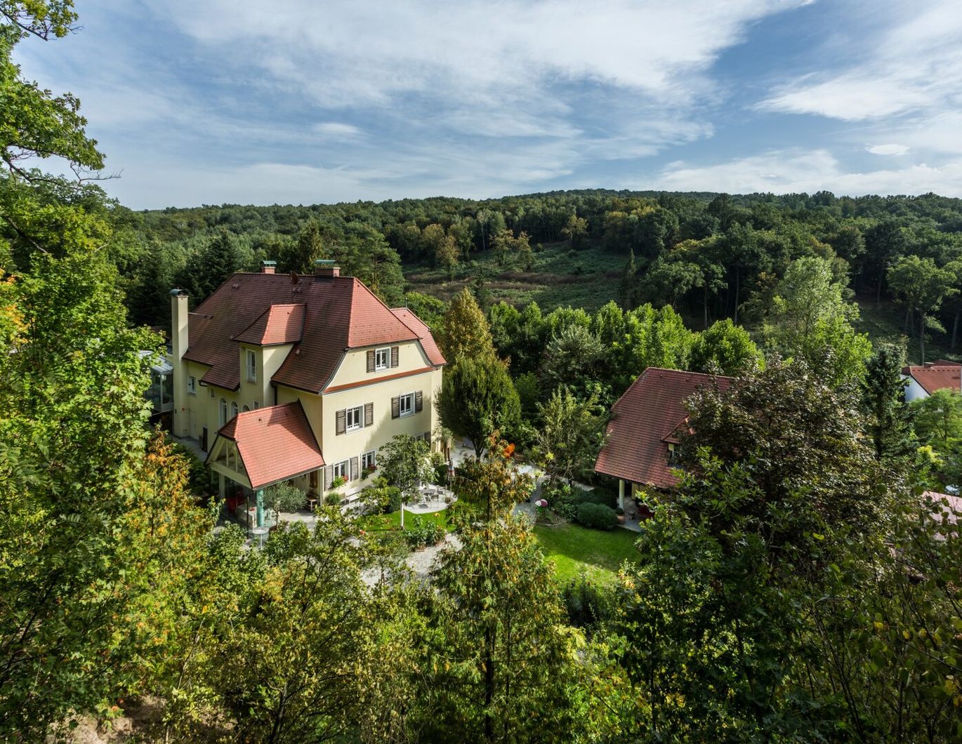 EINZIGARTIGE LIEGENSCHAFT - HERRSCHAFTSHAUS MIT PARKÄHNLICHER ANLAGE