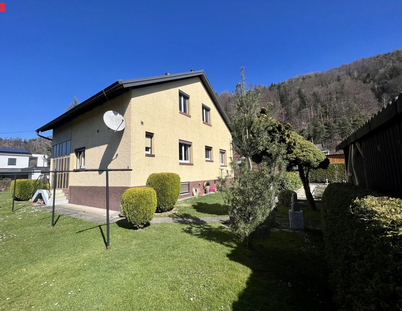 Wohnen im Grünen: Einfamilienhaus mit Garten und Tiefgarage