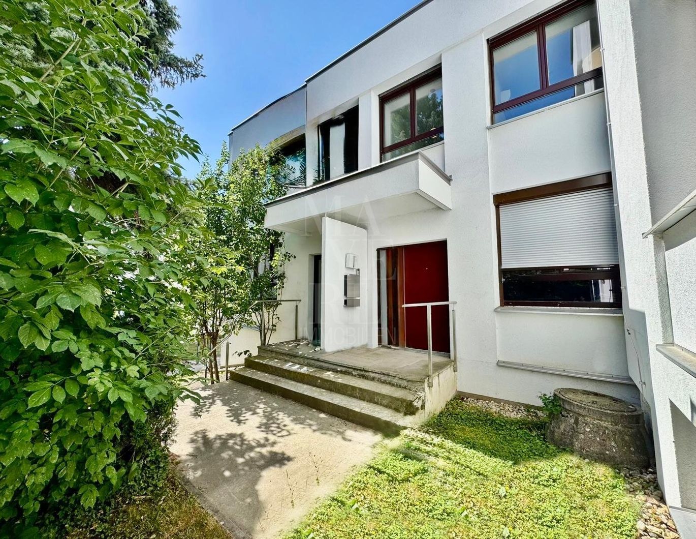 *NEUER PREIS* Terrassenwohnung mit Hauscharakter // Gartenflächen & Pool vor der Tür