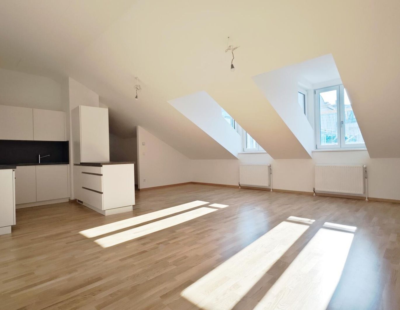 KLIMATISIERTE, SANIERTE 2-ZIMMER DG WOHNUNG