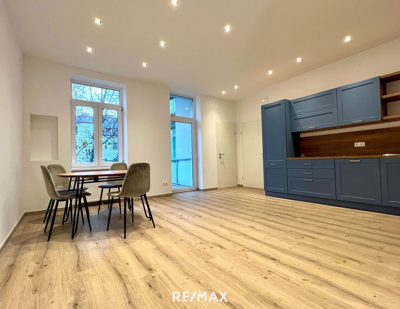 Elegante 3-Zimmerwohnung mit Balkon in saniertem Altbau