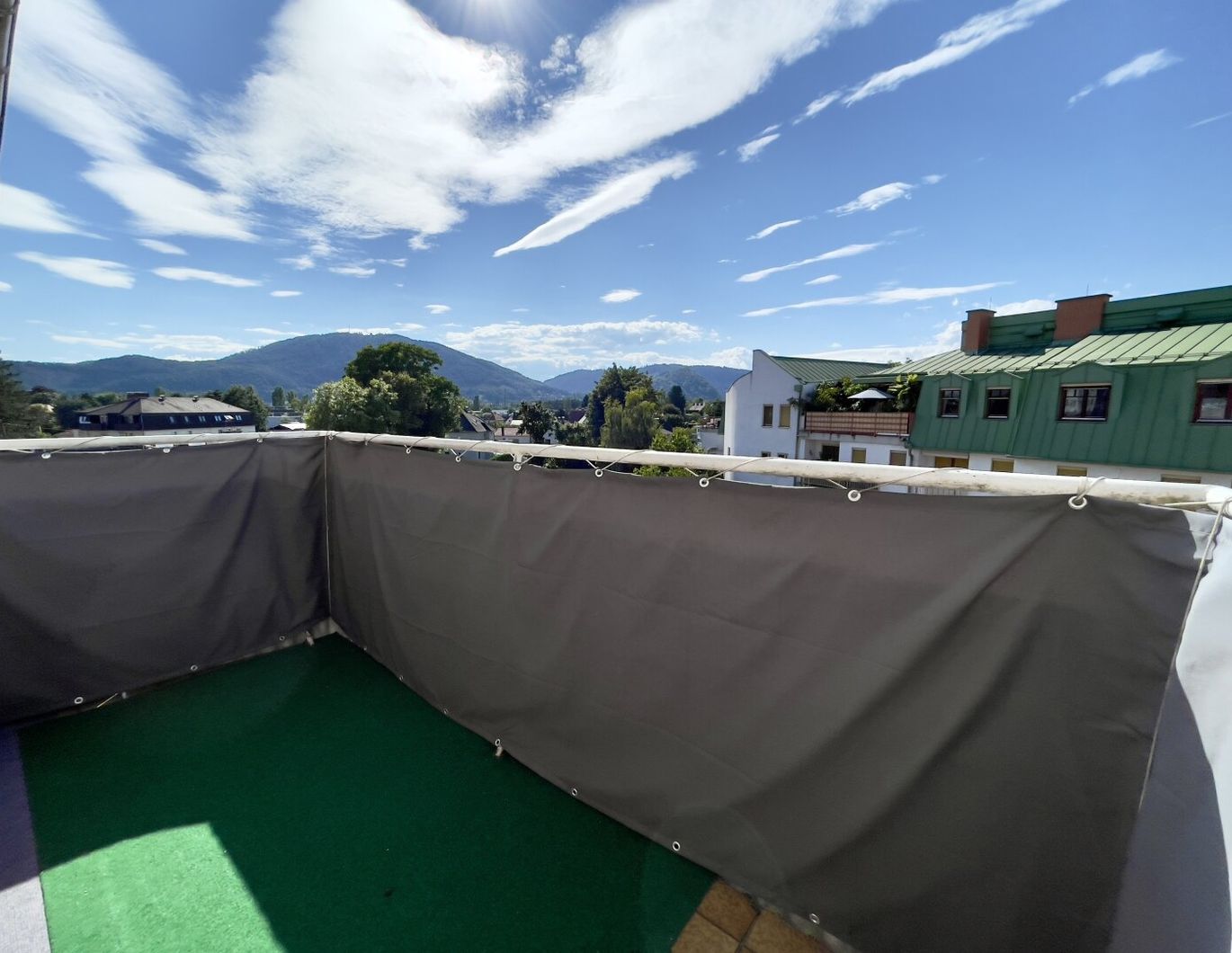 Hofseitige Balkonwohnung mit Bergblick!