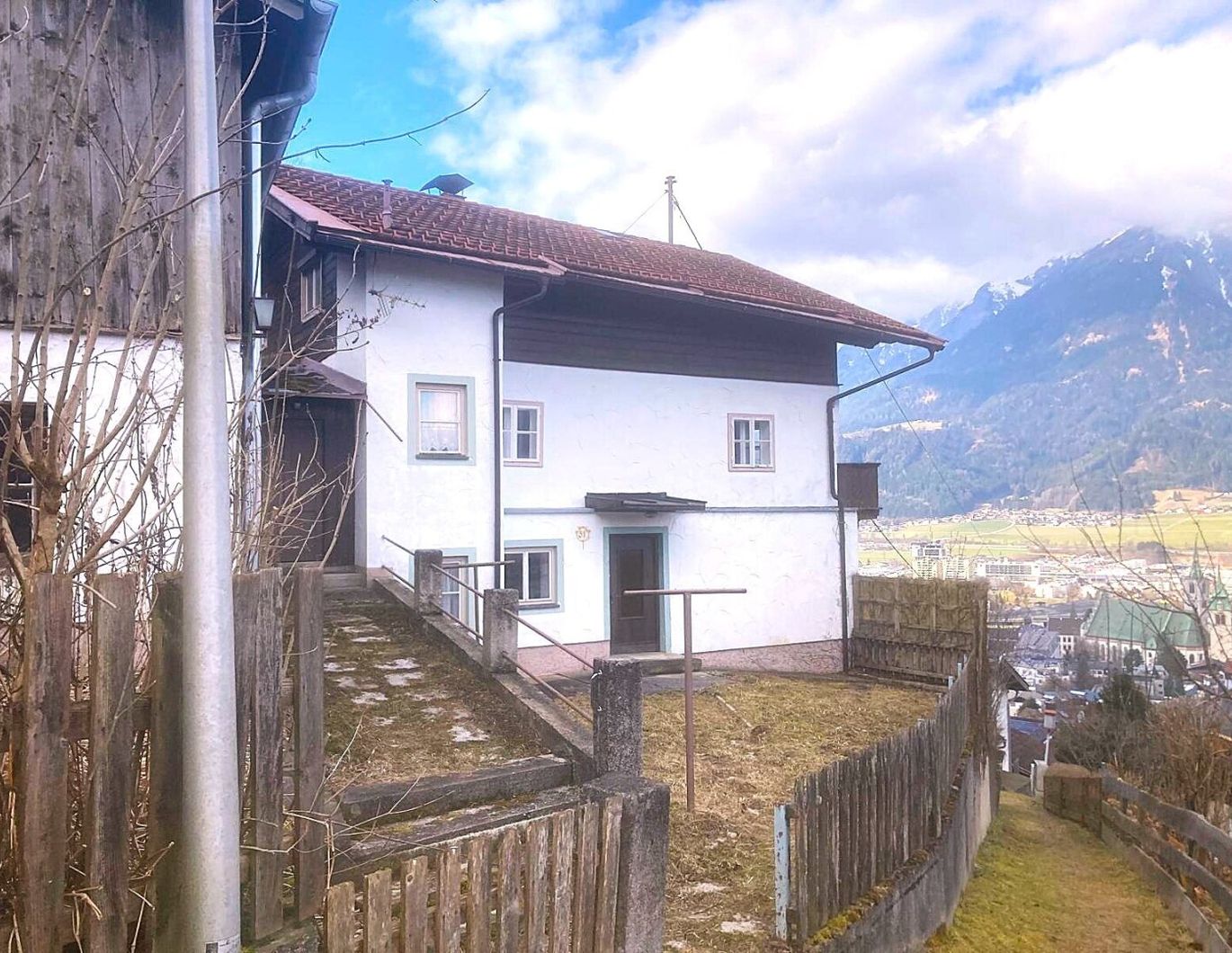 Wohnhaus mit großer Gartenfläche in unverbaubarer Aussichtslage über Schwaz