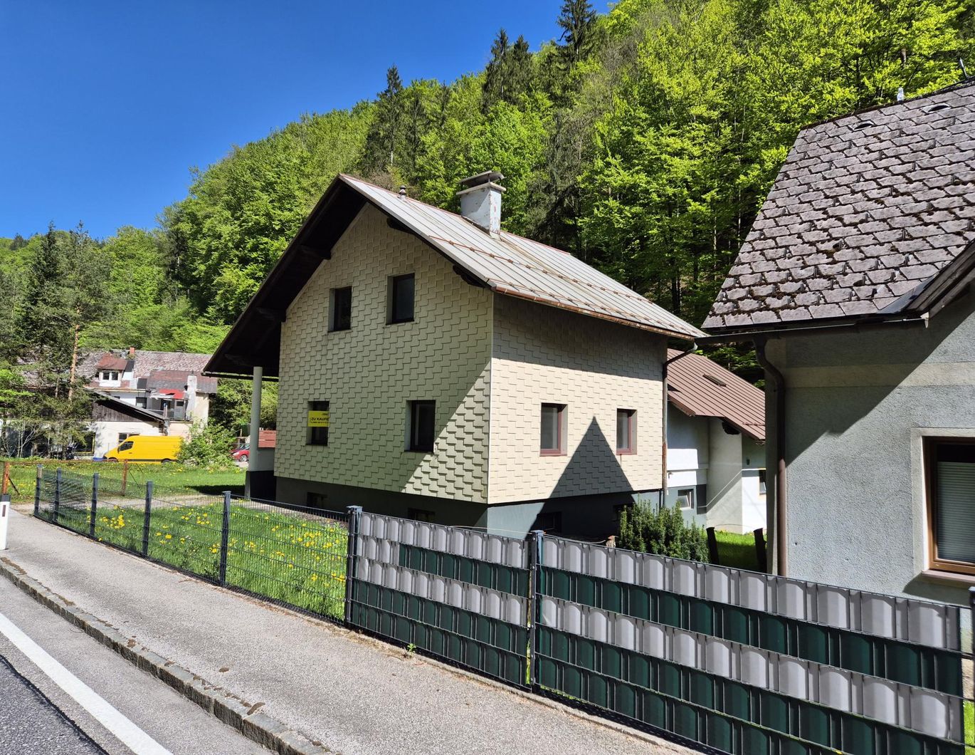 Einfamilienhaus mit großen Garten, renovierungsbedürftig