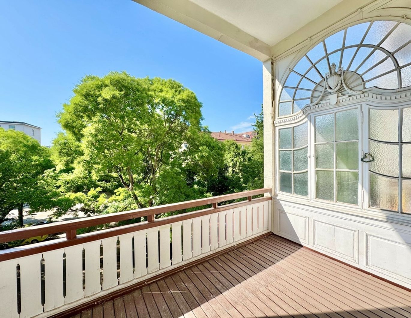 TOPLAGE NÄHE THERESIANUM | EXKLUSIVE, HELLE 5-ZIMMER | ALTBAU MIT GARTENSEITIGEM BALKON | U-BAHN-NÄHE