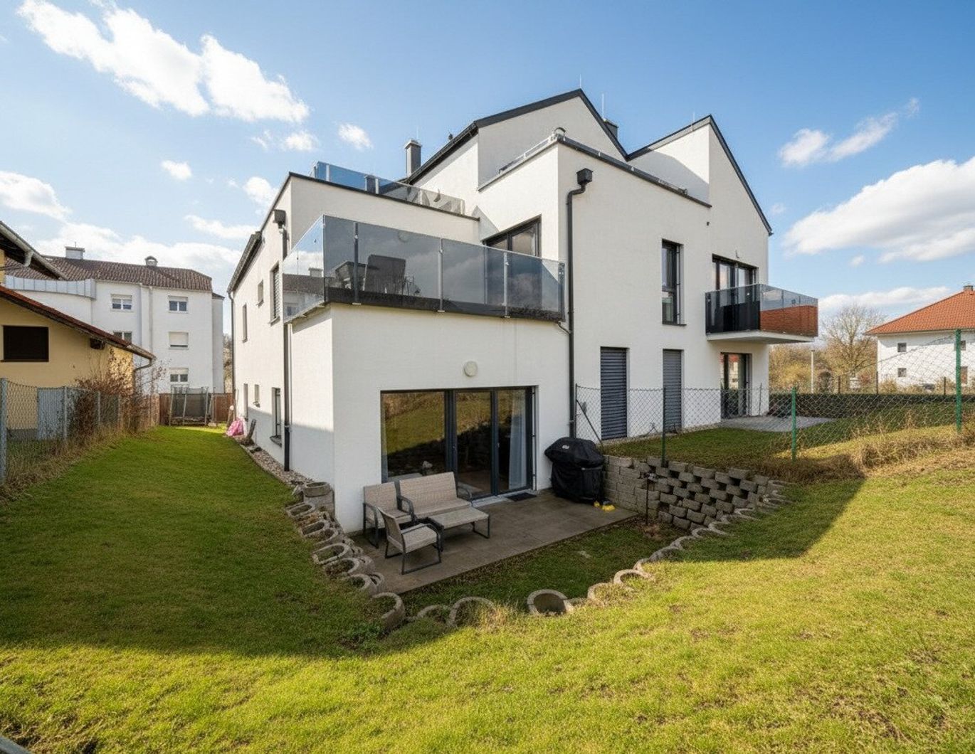 Neuwertige 3-Zimmer-Wohnung mit komfortablem Garten und zwei Terrassen