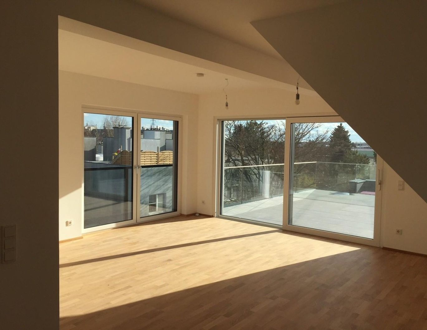 Schönste Aussicht und Komfort, weil Dachgeschoss und Grünruhelage // Beautiful view and comfort, top-floor apartment in a quiet, green location //