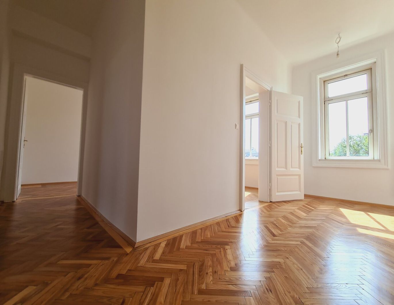 Sanierungsbedürftiger Altbau | Balkon | U-Bahn