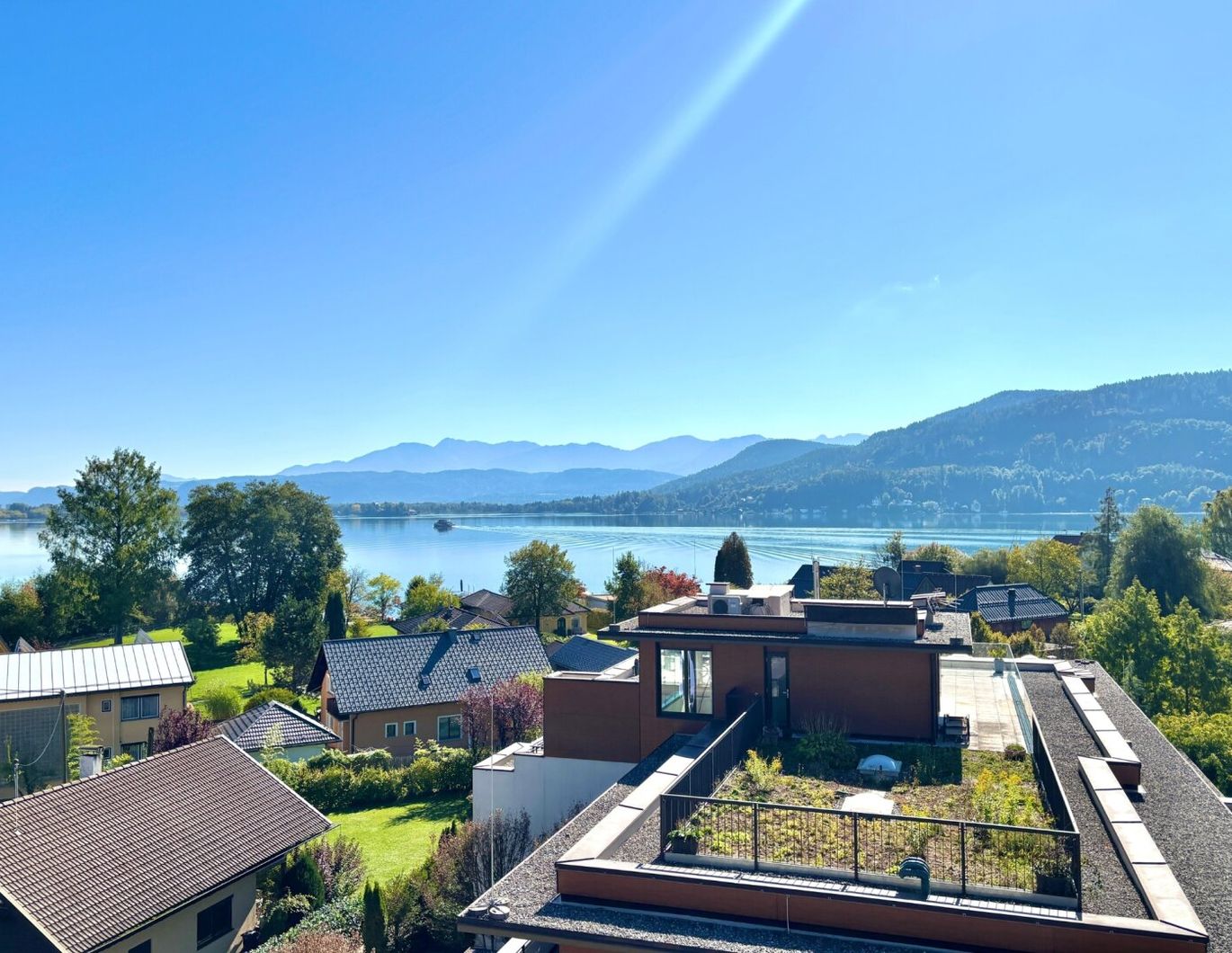 Wohnen, wo andere Urlaub machen! Exklusives Studio mit XL-Terrasse, Seeblick & Seezugang!