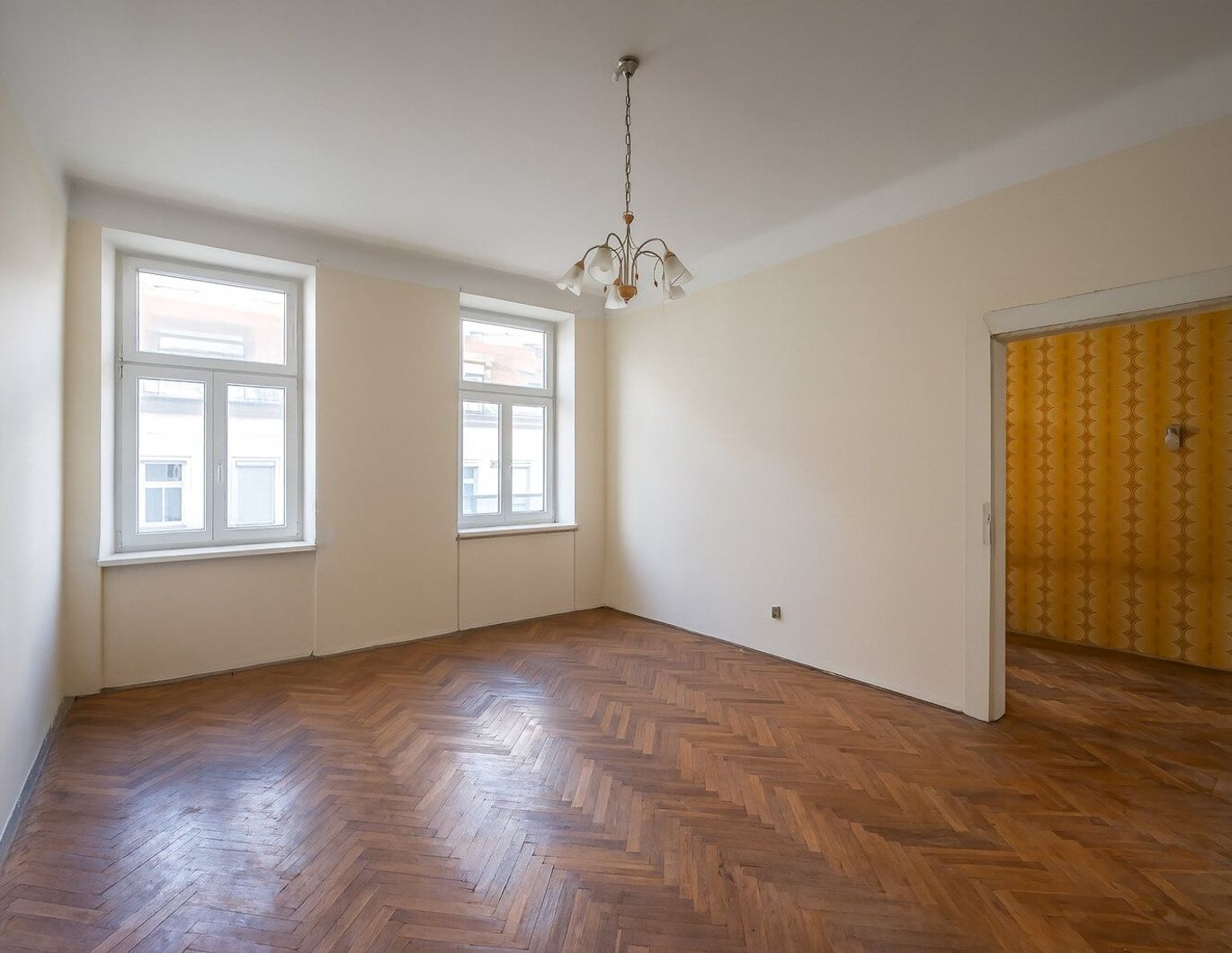 ++NEU++ Sanierungsbedürftige 2-Zimmer ALTBAUWOHNUNG mit Balkon!!