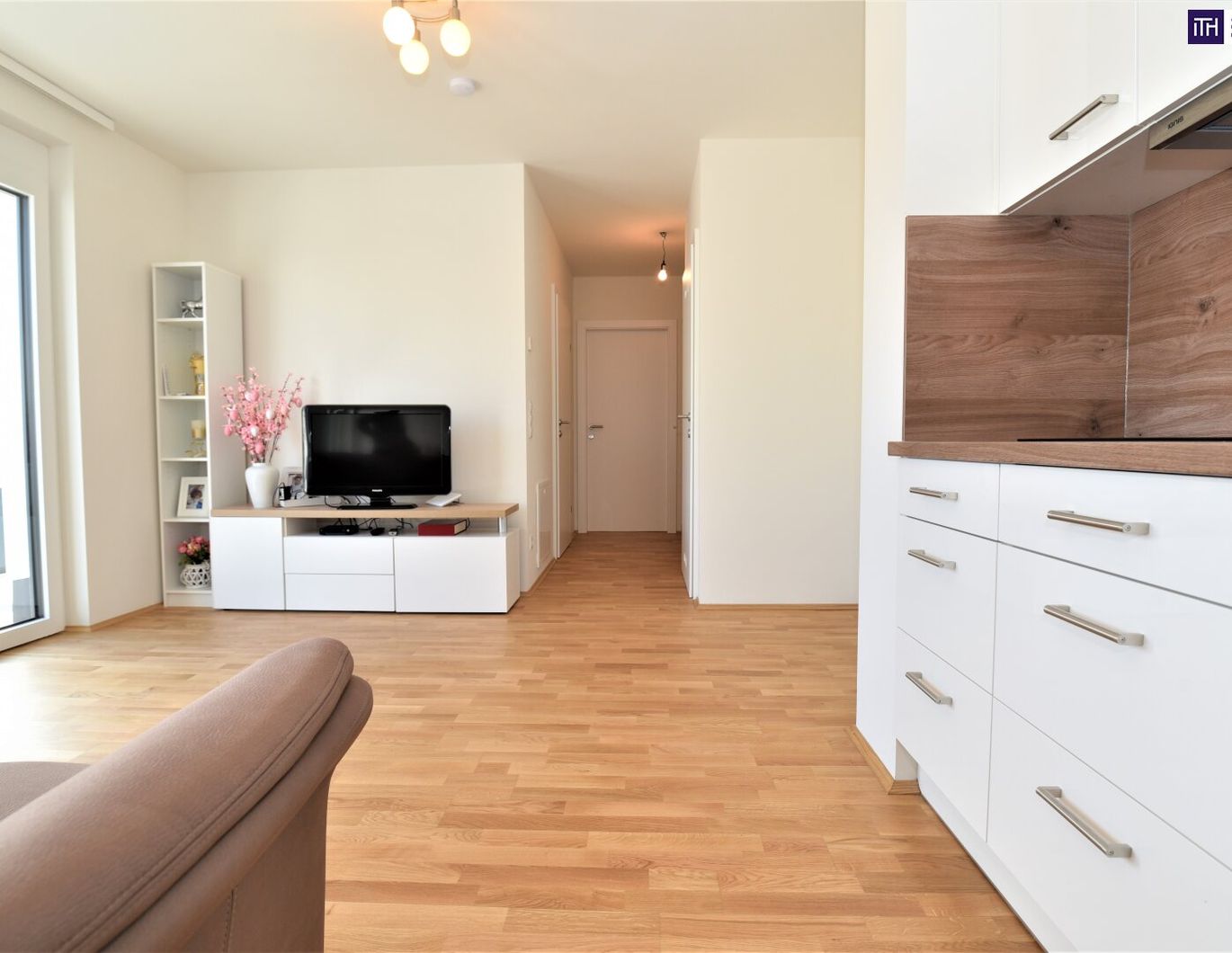 Ihr Traum-Penthouse in Graz-Gösting wartet! Lassen Sie sich von atemberaubendem Schlossbergblick, einer großzügigen Dachterrasse und Komfort mit Tiefgarage und Kellerabteil verzaubern. Ein Ort, an dem Lebensqualität beginnt!