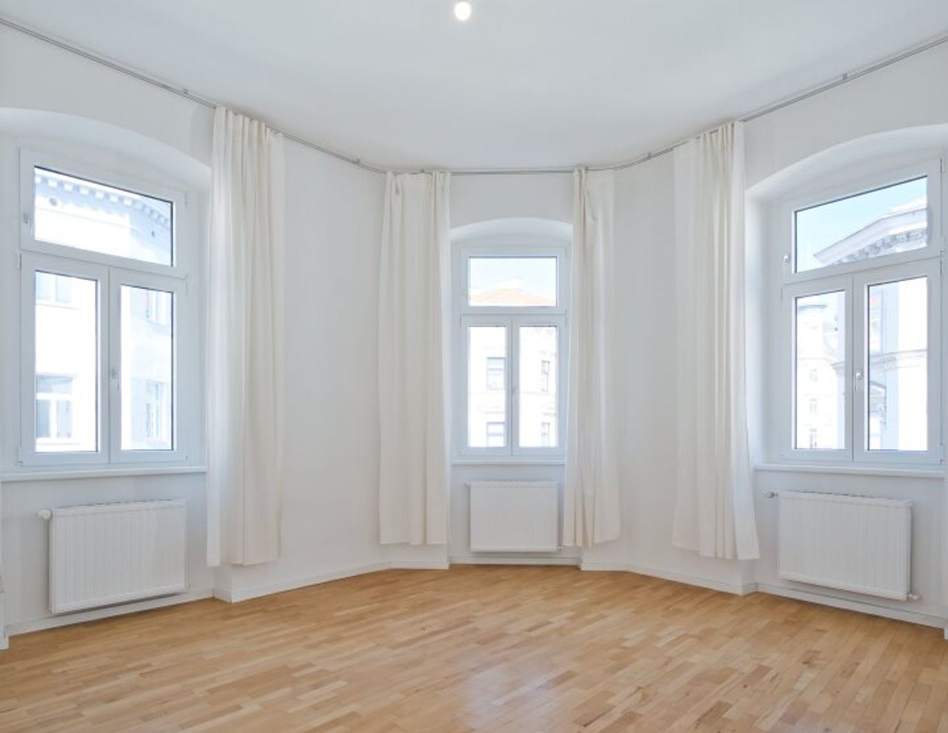 Studio und hippes Wohnen auf 93m² - sonnendurchflutete hohe Räume im Altbau!