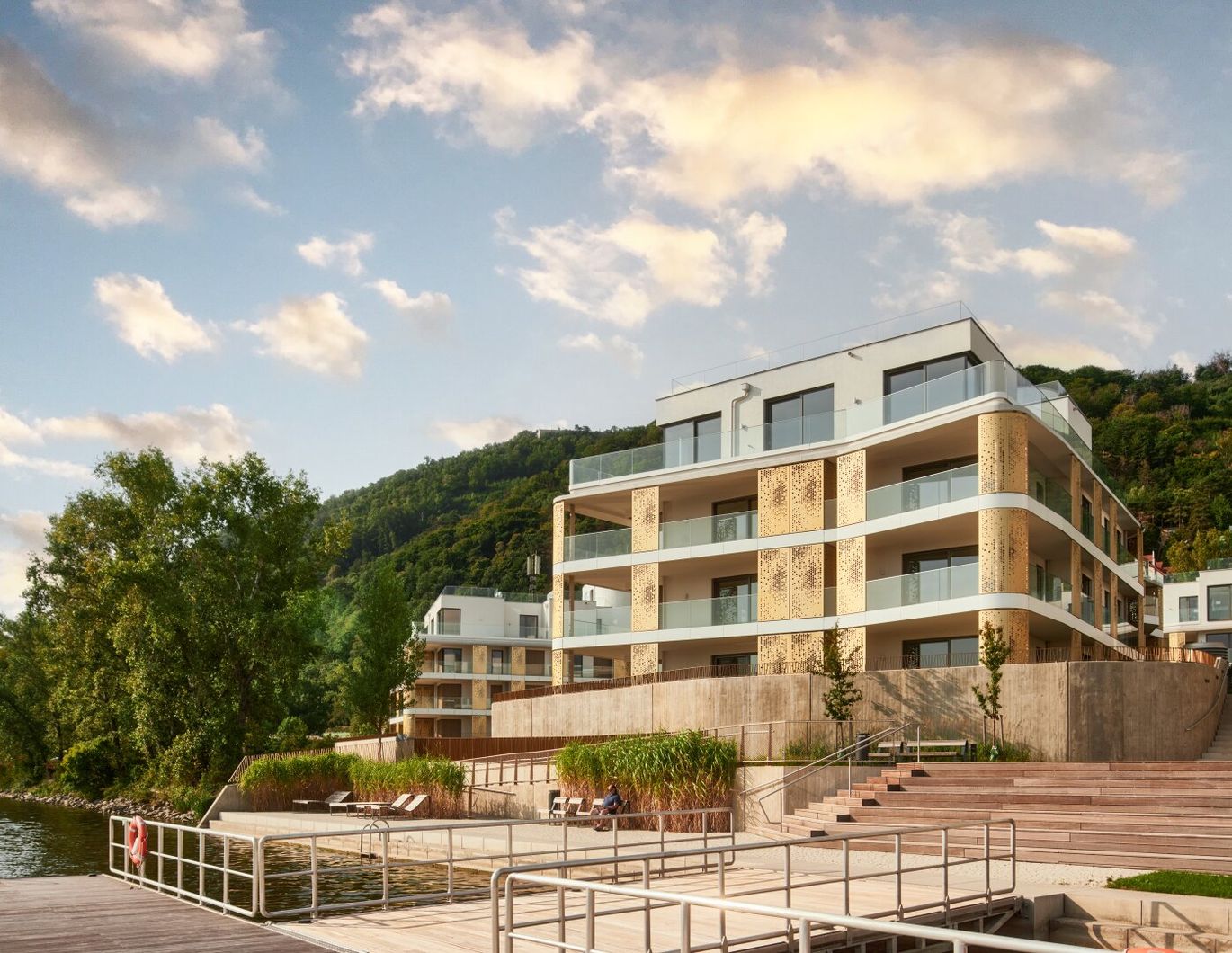 Wohn(T)raum am Wasser: Geräumige 5-Zimmer-Wohnung mit Blick ins Grüne