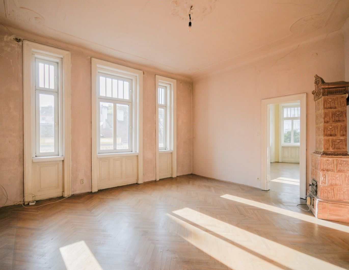 DÖBLING - SANIERUNGSBEDÜRFTIG - HERRLICHE 4-ZIMMER-WOHNUNG IN TOP-LAGE