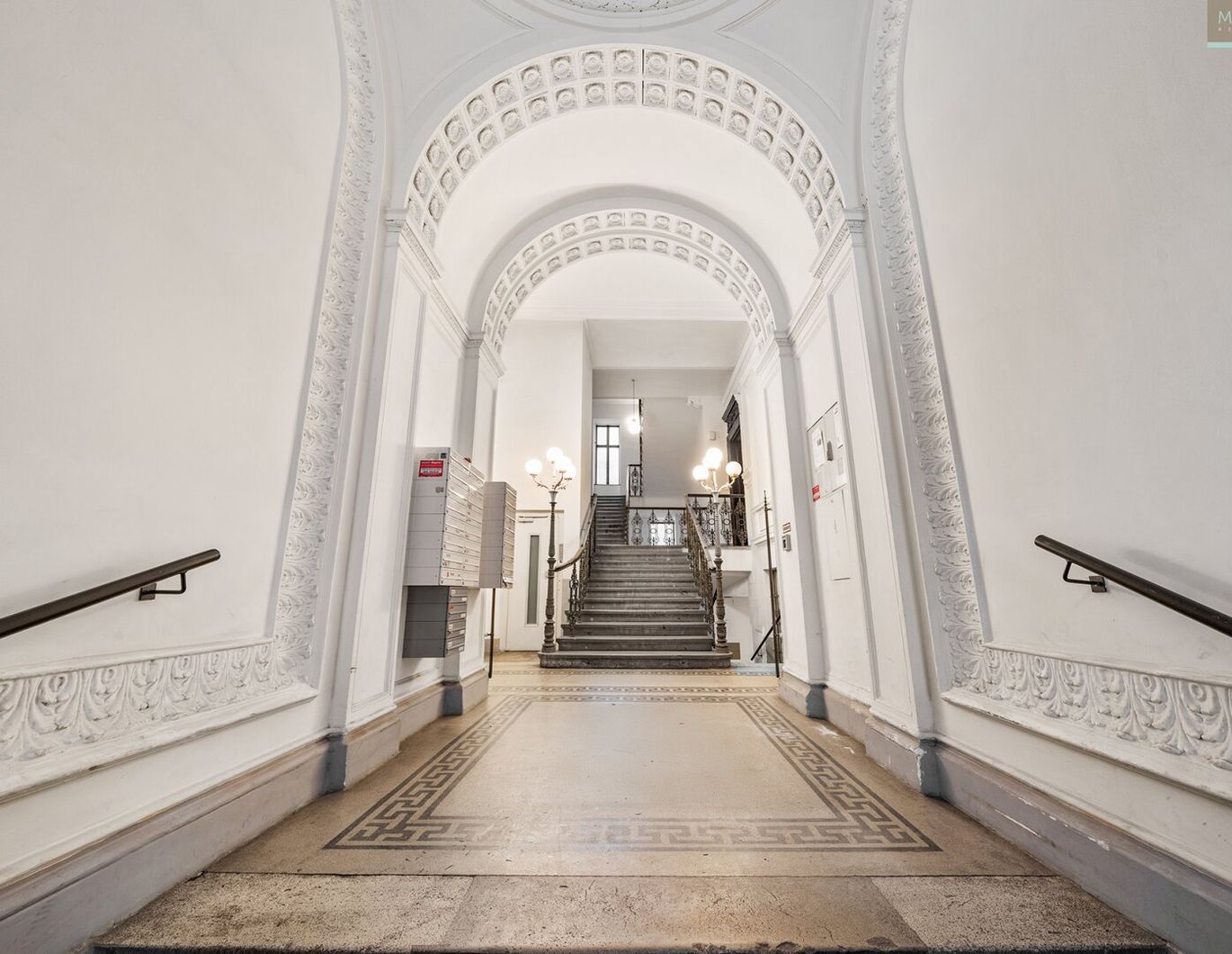 Großzügige 5-Zimmer-Altbauwohnung nahe Schottentor - Sanierungsbedürftig