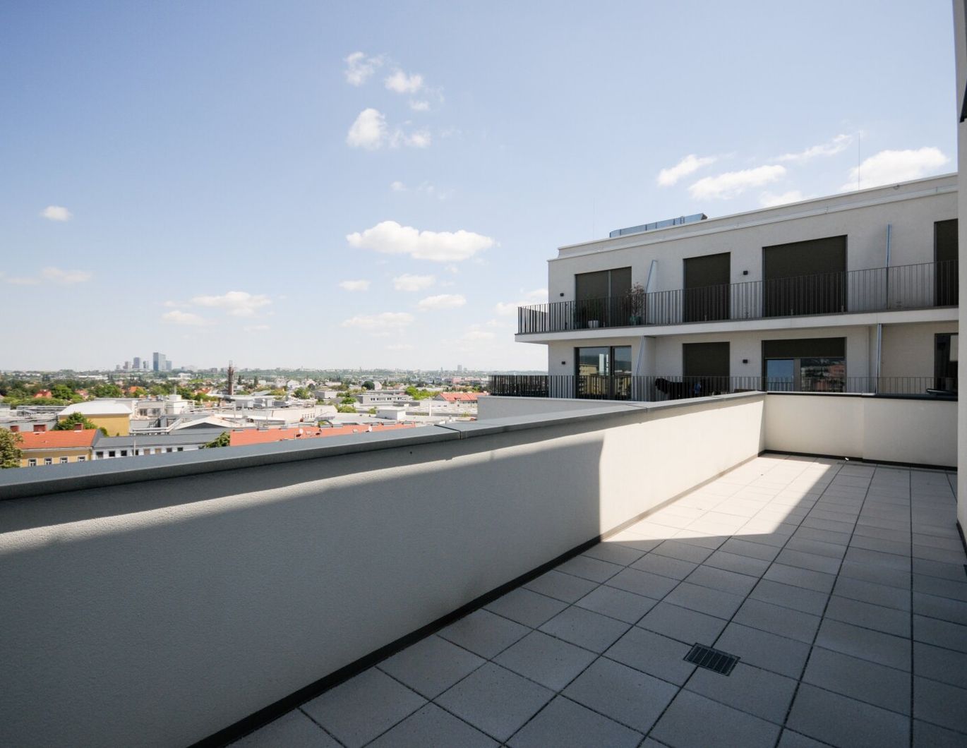 BEZAUBERNDE DG-MAISONETTE IM ERSTBEZUG: 2 ZIMMER, TERRASSE, TRAUMAUSSICHT - PROVISIONSFREI!