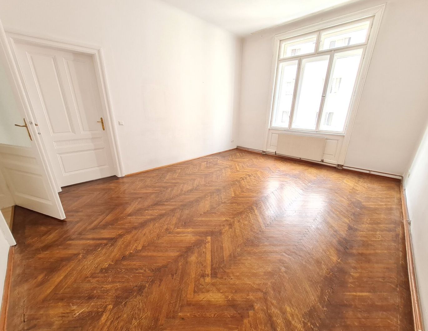NÄHE HAUPTBAHNHOF! 2,5 ZIMMER ALTBAUWOHNUNG! RENOVIERUNGSBEDÜRFTIG!