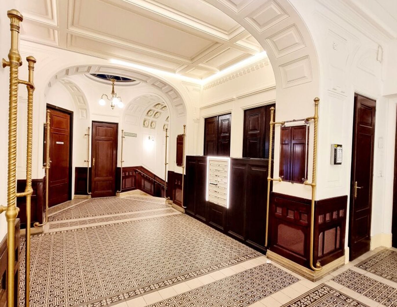 Neuer Preis! BESTLAGE hinter der Karlskirche! Prunkvolles und prestigträchtiges Altbauhaus! WG geeignete Mietwohnung im letzten Liftstock + Beste Infrastruktur und Anbindung!