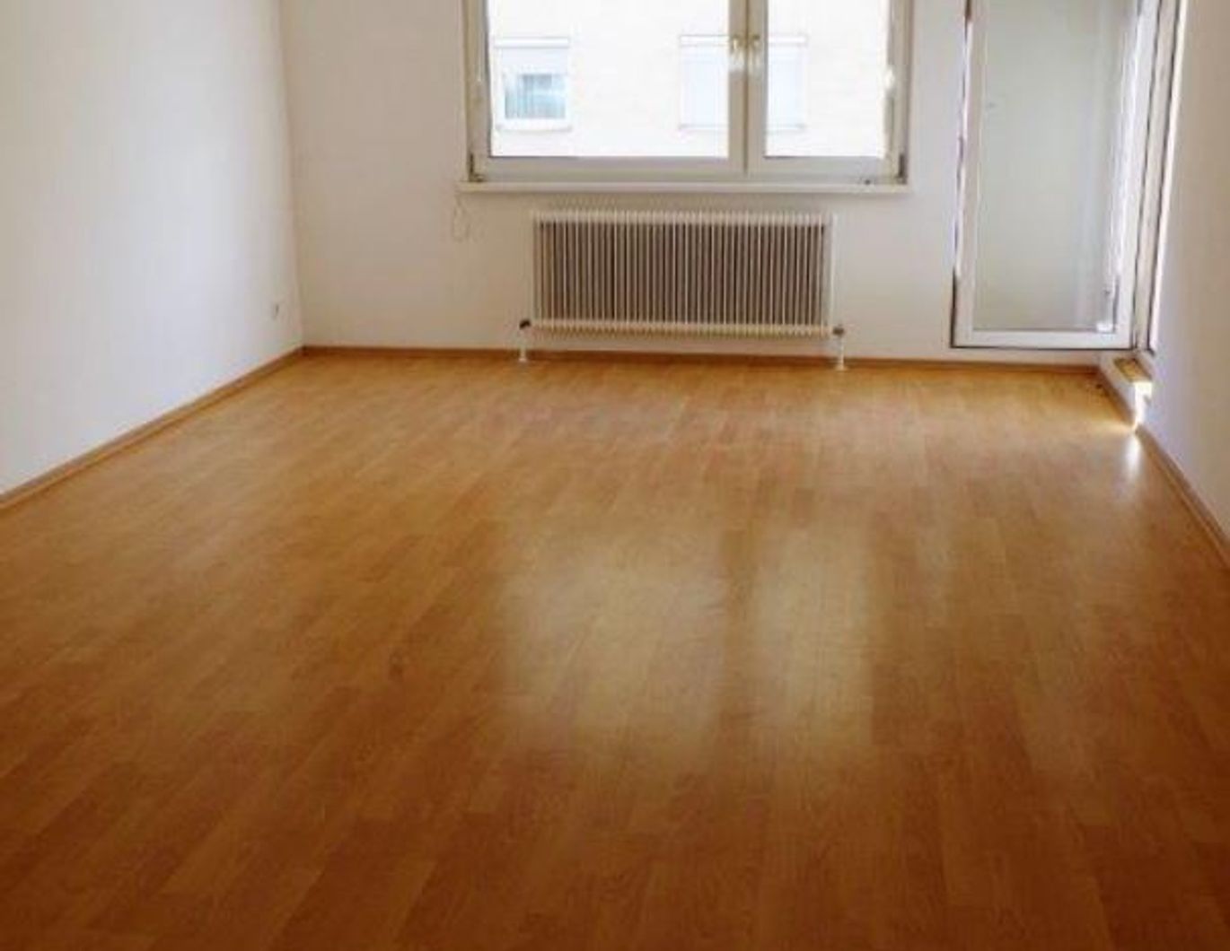 Helle, großzügige und ruhige 1-Zimmer Wohnung mit Loggia (Privat)