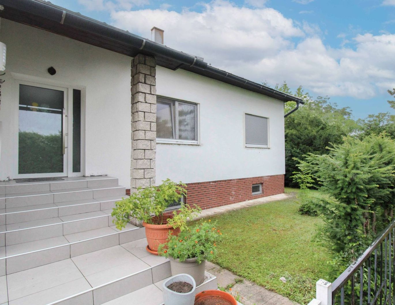 Großzügiges Einfamilienhaus samt Pool und einem Trampelpfad zur Donau!