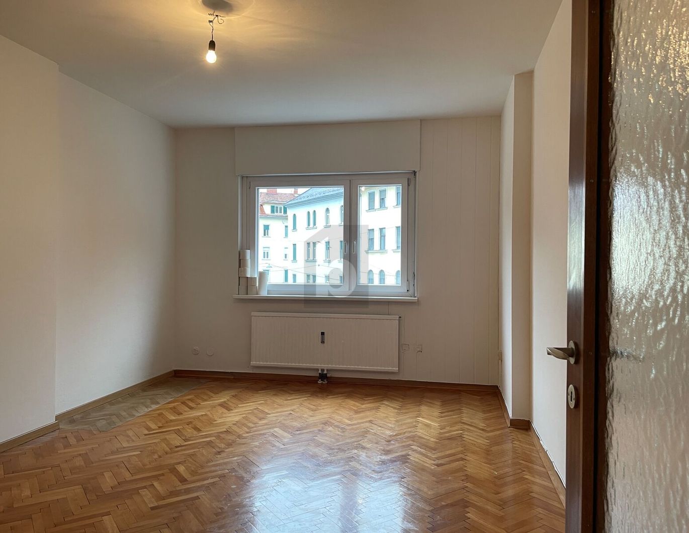 ZENTRAL GELEGEN MIT LOGGIA