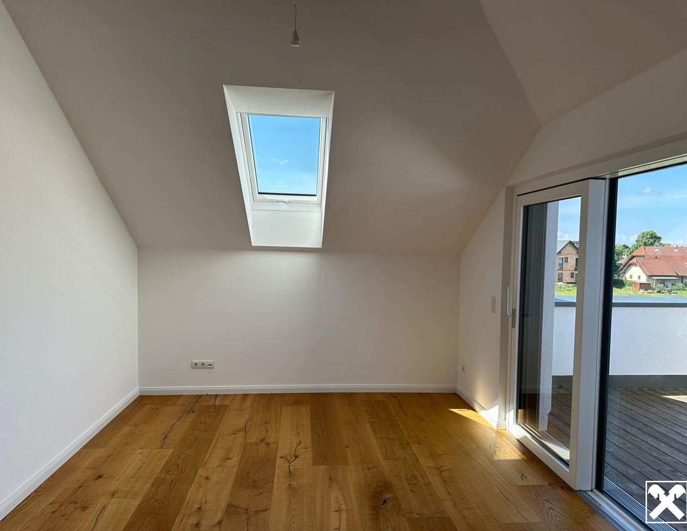 INTERESSANTES INVESTMENT: VERMIETETE, TRAUMHAFTE DACHGESCHOSSWOHNUNG IN BEGEHRTER WOHNLAGE MIT VORGESEHENDEM ÜBERDACHTEM PARKPLATZ ALS ANLAGE