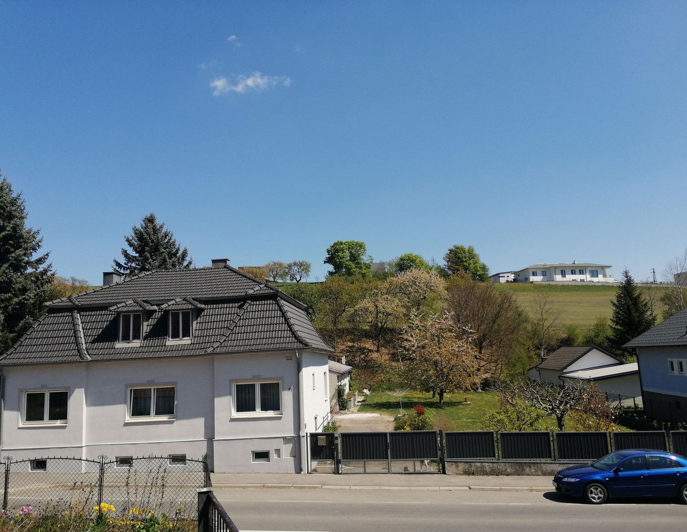 Einfamilienhaus mit großem Grundstück & großer Halle zu verkaufen