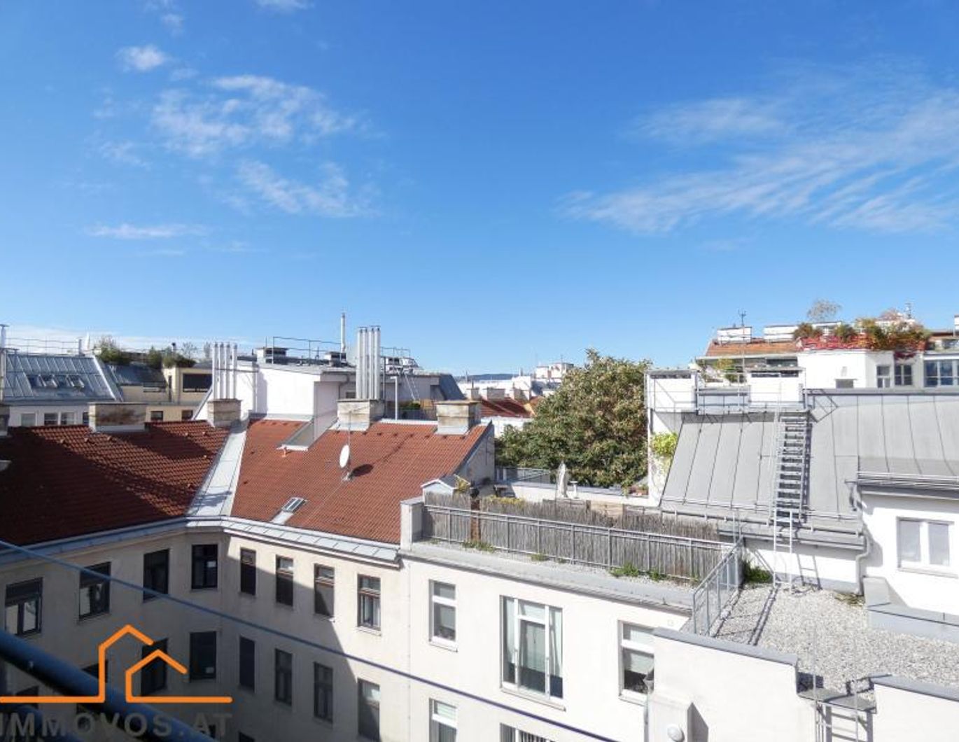 **DACHGESCHOSSMAISONETTE AUF GENERALSANIERTEM ALTHAUS. 2 BALKONE, SONNIG