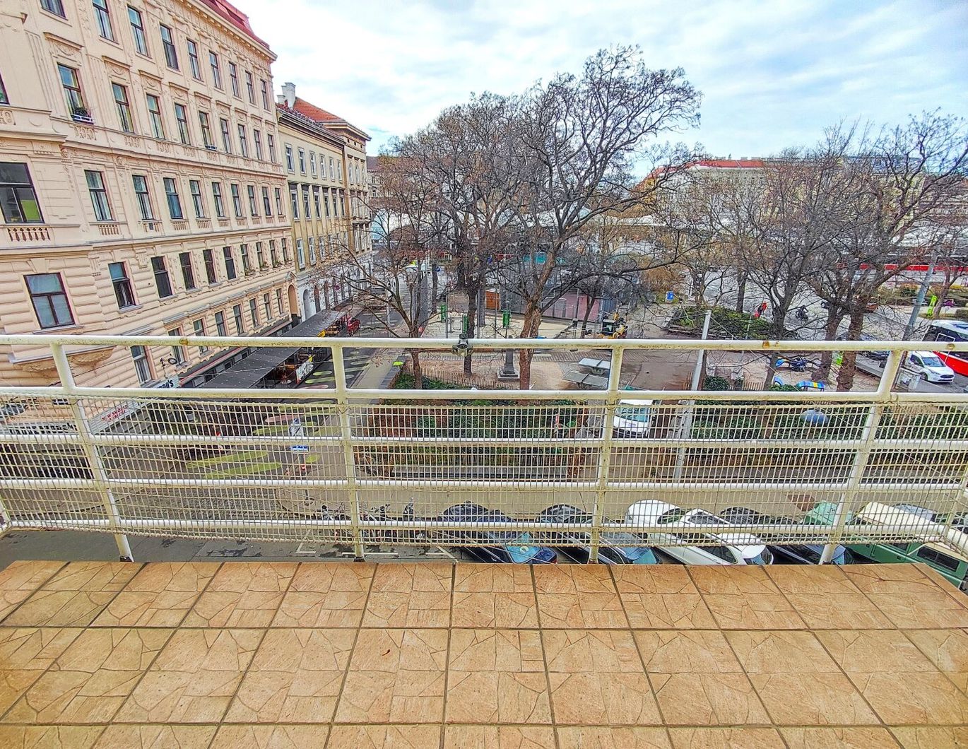 WESTSEITIGE LOGGIA - Sanierungsbedürftiger Altbau im 3.Stock