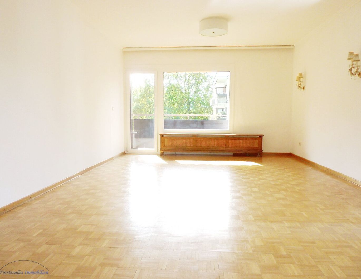 PROVISIONSFREI - MIETE SALZBURG PARSCH - Große, sonnige 105 m² 4-Zimmer-Wohnung mit 2 Balkone, Tiefgaragen-Stellplatz und Autoabstellplatz im Freien