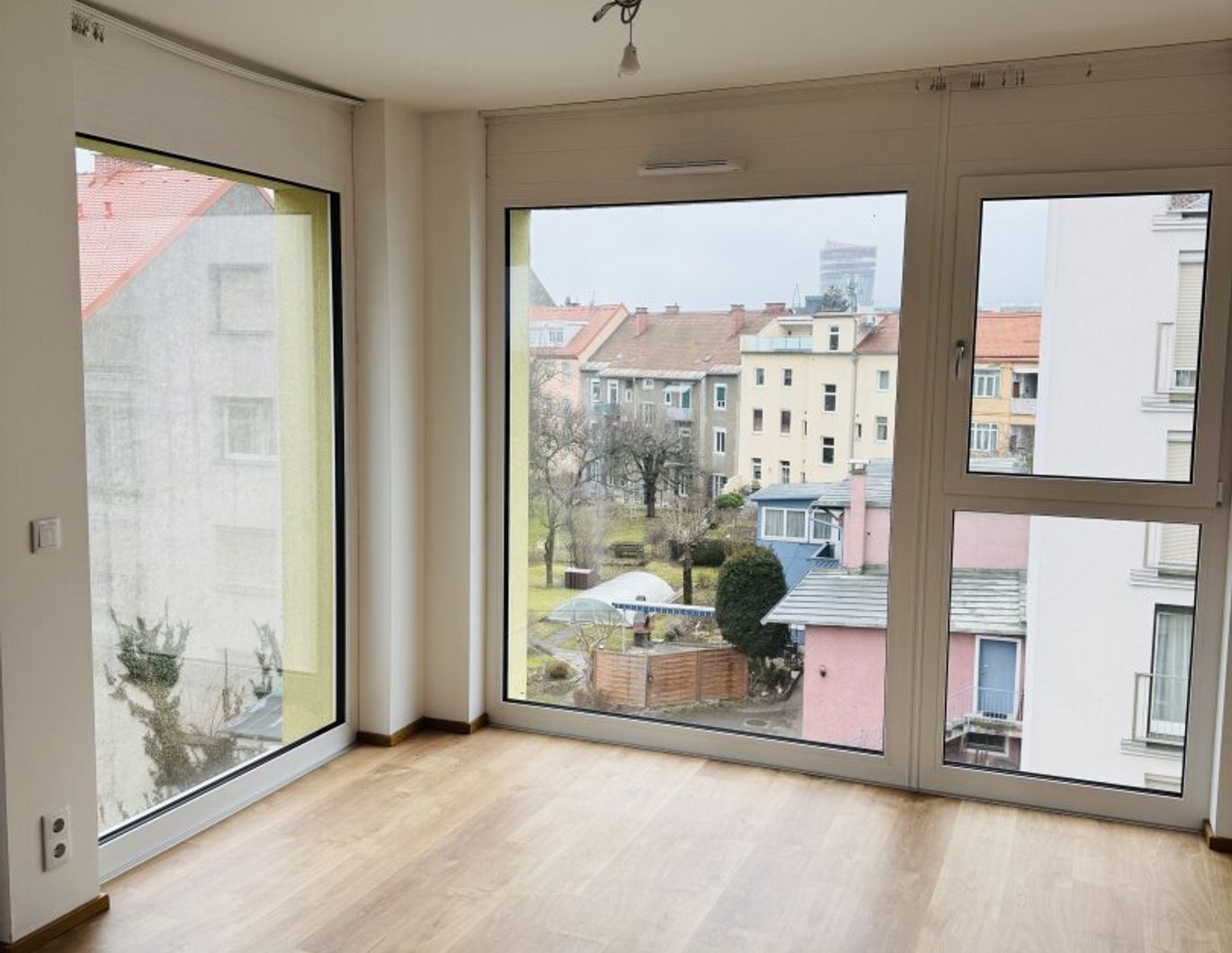 ON THE TOP 2-Zimmer-Balkonwohnung im obersten Stockwerk mit herrlichem Balkon und Tiefgaragenparkplatz