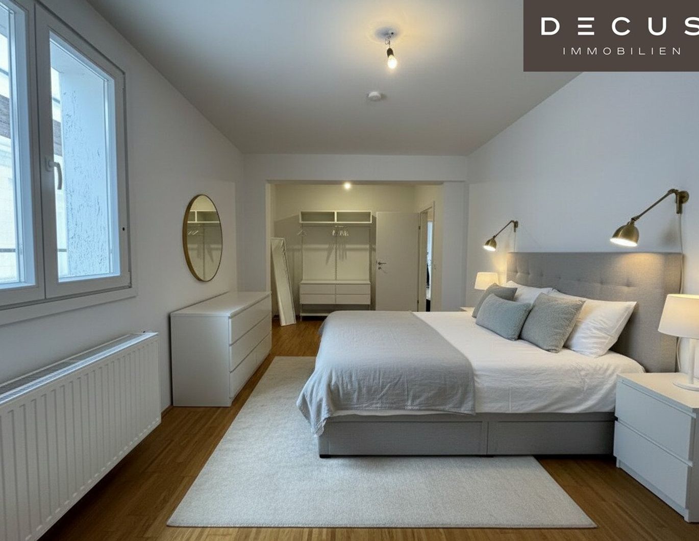 | ENTZÜCKENDE UND HELLE DACHGESCHOSSWOHNUNG | 2 ZIMMER | CA. 51,5 m² | 4. OG | BESTLAGE | HAUPTPLATZ | ECKE MURGASSE