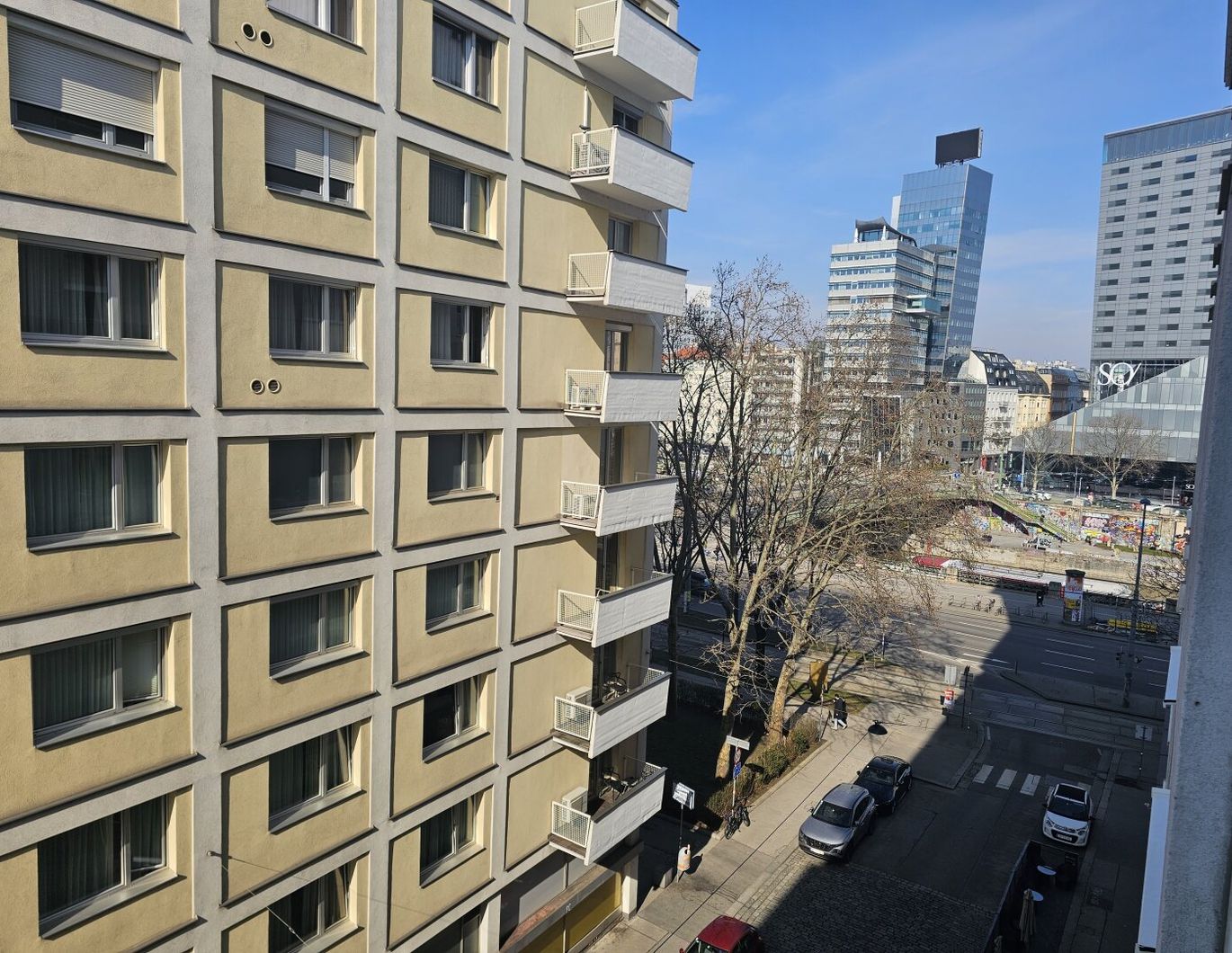 Helle 2-Zimmer-Wohnung im 5. Liftstock, 3 Min. zur U1/U4, hofseitiges Schlafzimmer, unbefristet, Erstbezug nach Generalsanierung: