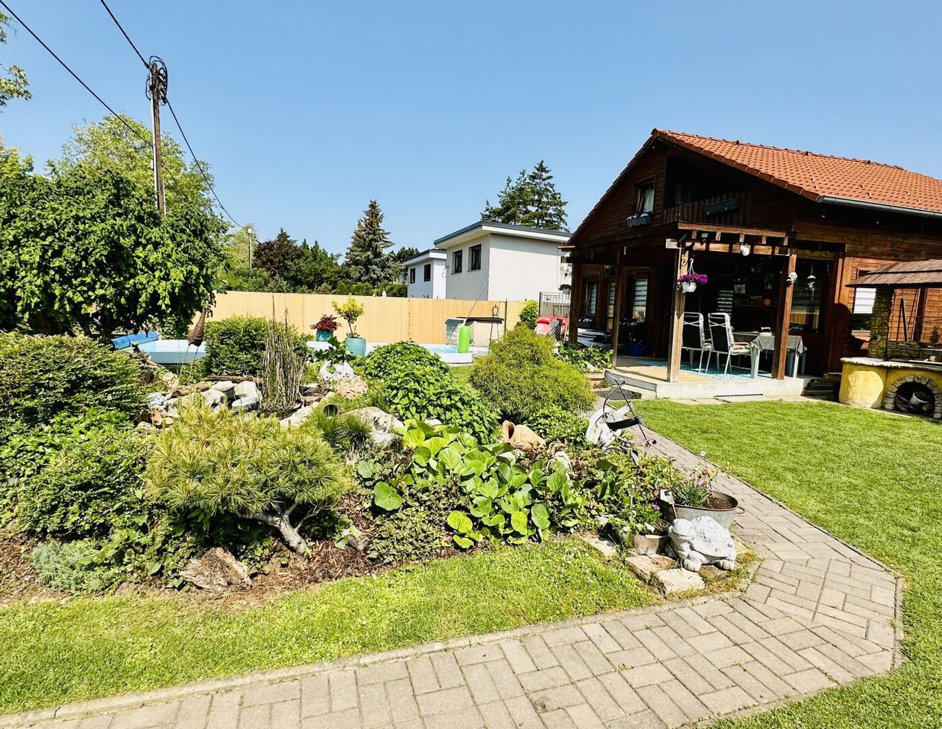 Sonnige Gartenoase mit Pool und Grillplatz