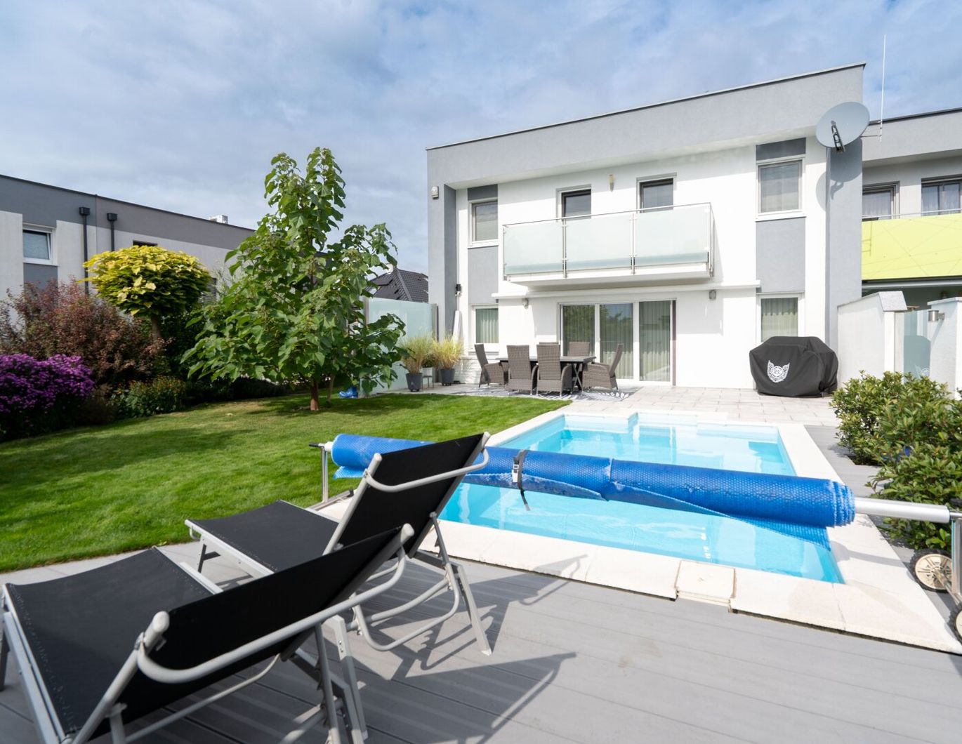 Traumhafte Doppelhaushälfte in Rutzing - Modernes Wohnen mit Pool, Kamin und großzügigem Garten!