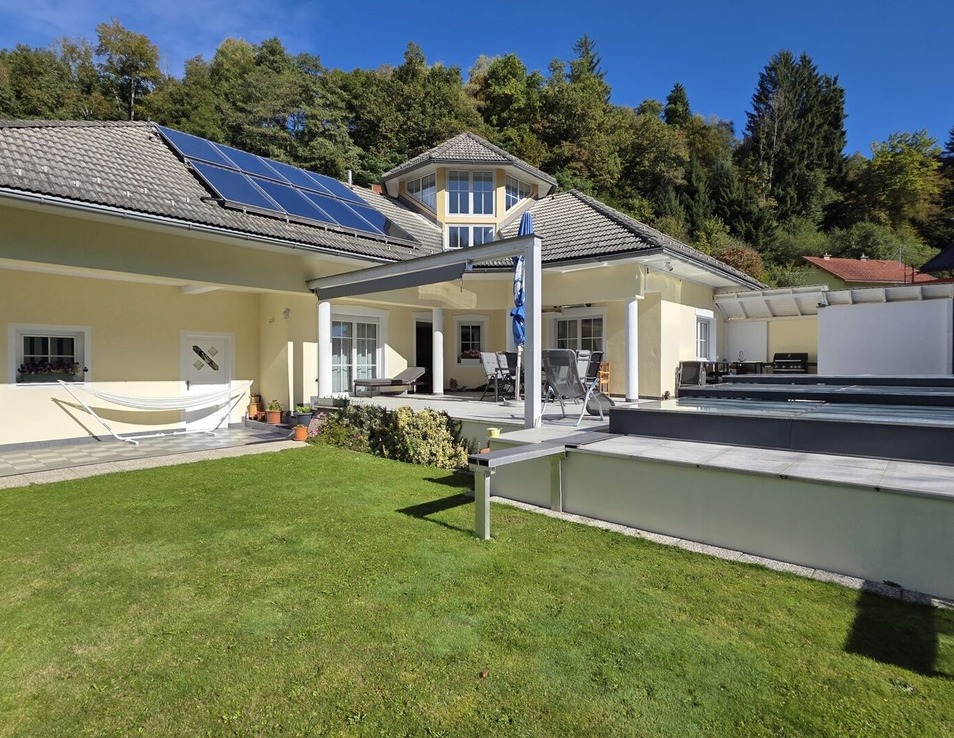 Wohnen mit Charme - Einfamilienhaus mit Schlosscharakter und Wellness-Oase