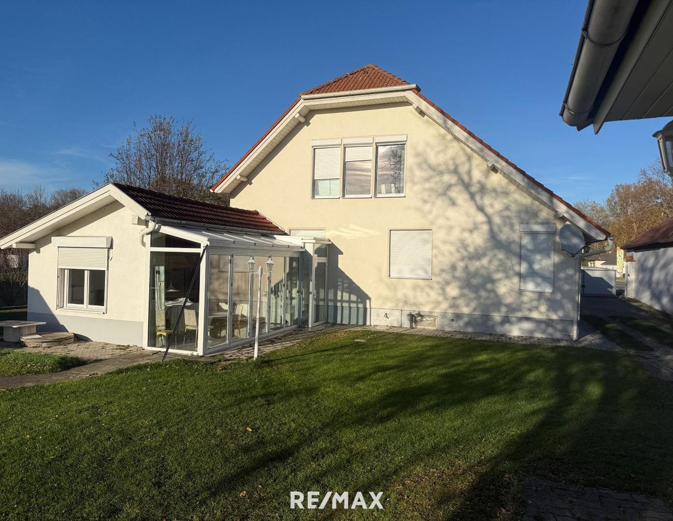 Kreative Villa mit Wintergarten und Nebengebäude