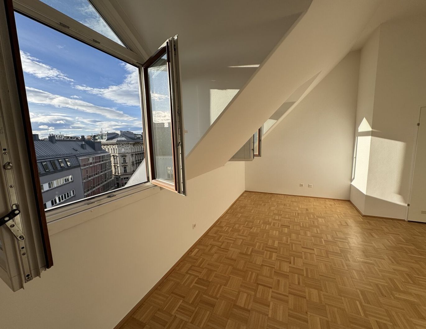 Helle Dachgeschosswohnung | 46,75 m² | Lift | Nähe U4 Pilgramgasse | € 1.090