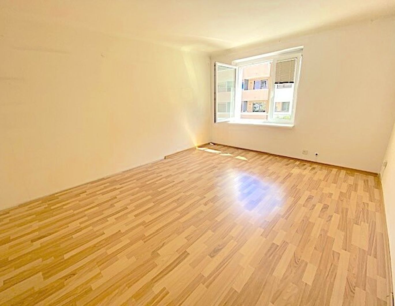 PROVISIONSFREI VOM EIGENTÜMER! UNSANIERTE 4-ZIMMER FAMILIENWOHNUNG NÄHE HANDELSKAI!